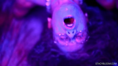 Baby maszturbál a kamera előtt, és orgazmushoz juttatja magát.